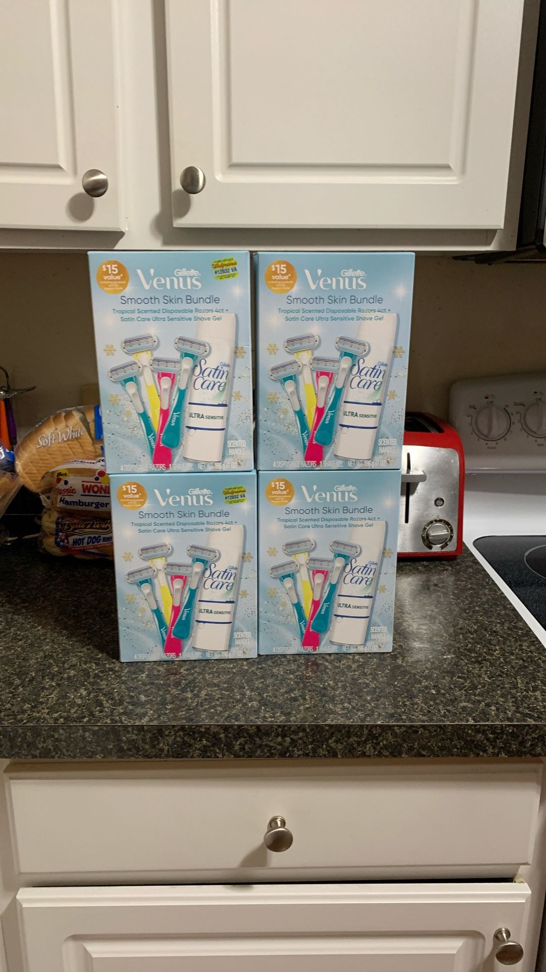 Venus Smooth Skin Shave Sets-4 Items!($60.00+ Value)
