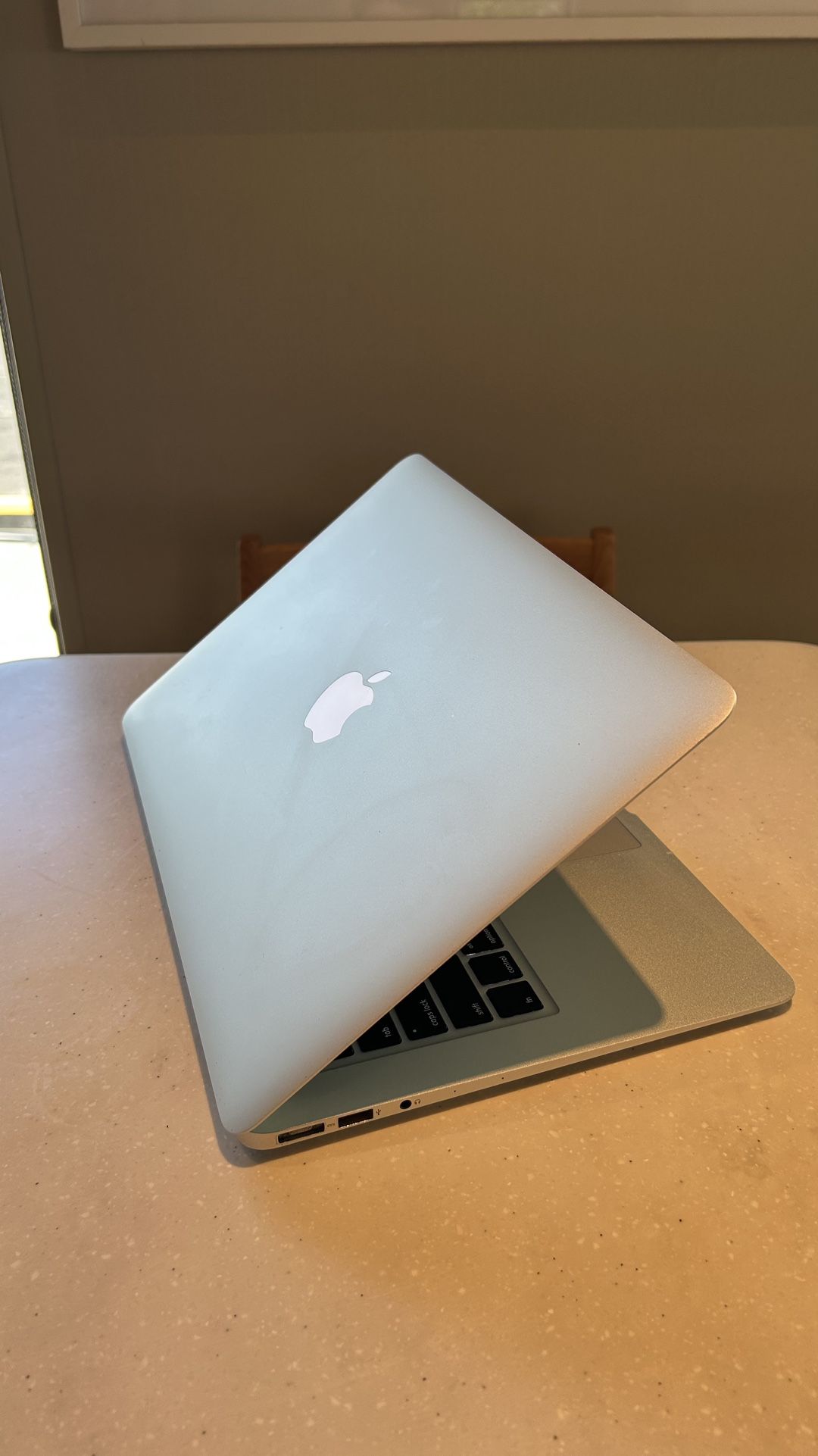 Apple MacBook Air 13” I5/8GB/256GB SSD $180