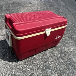 24x14x15in Vintage 1981 Red & white IGLOO Plastic Cooler Ice Chest USA made