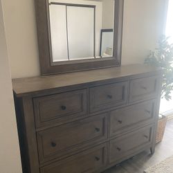 Dresser w/Mirror 