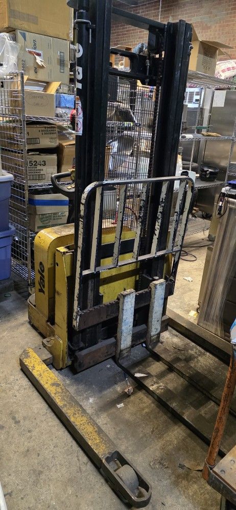YALE E-162G WALK BEHIND FORKLIFT