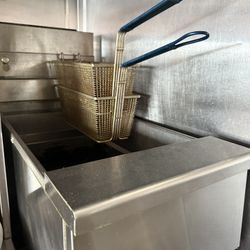 FreÃdo con dos canastas para restaurante