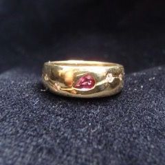 Unique Ring.. Ruby center and diamond ring.