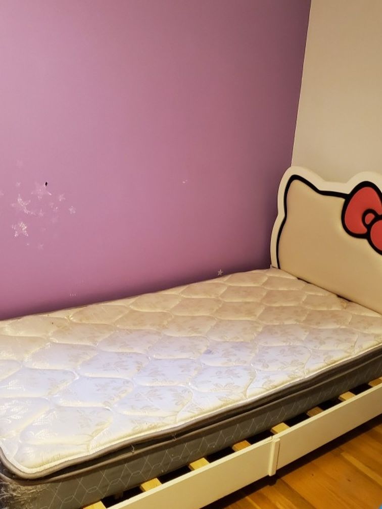 Hello Kitty Bed Set