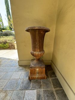 Decorative Urns (2x) 