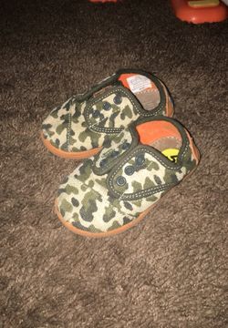 Boys camouflage toms size 5