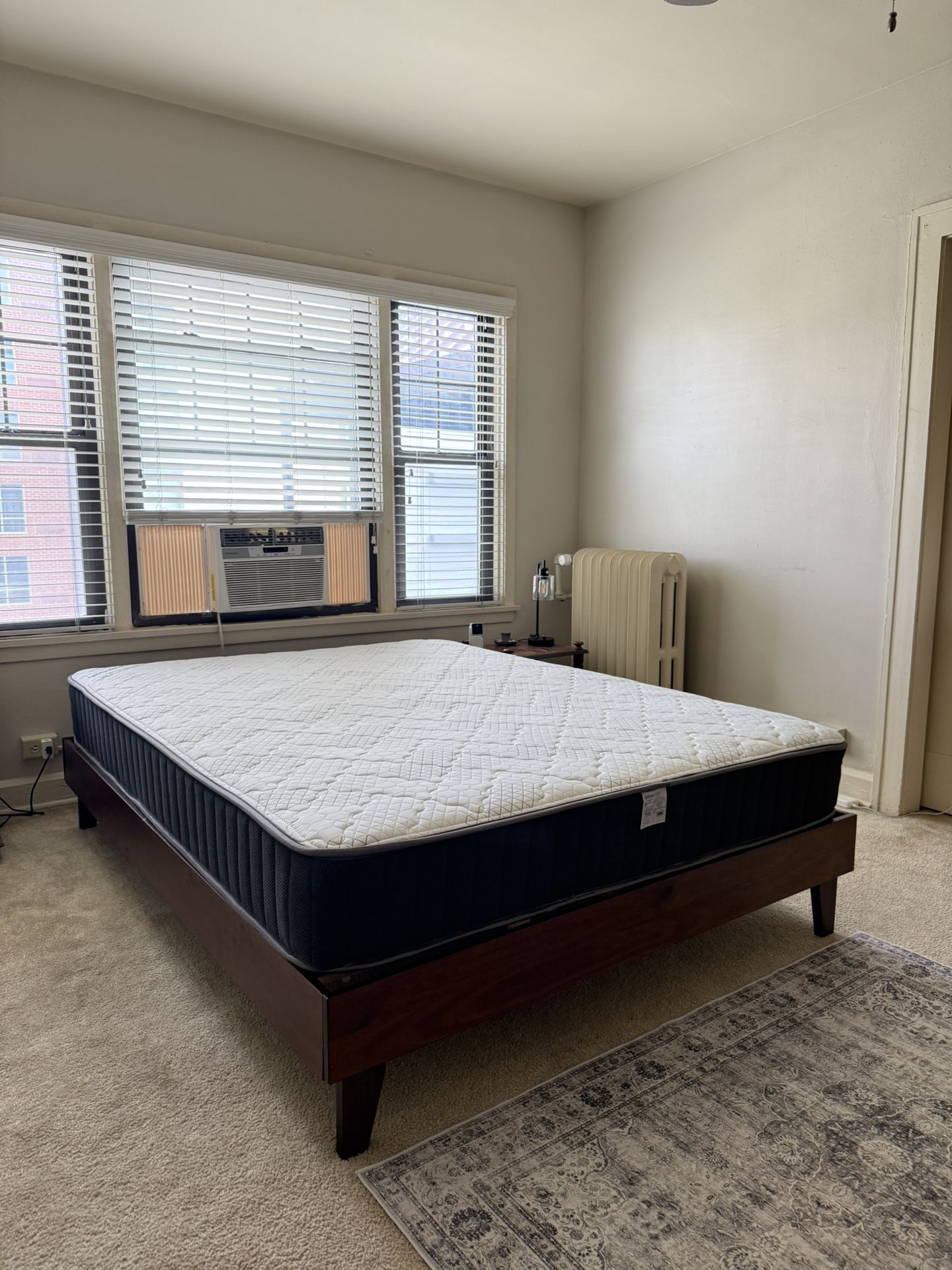 Queen Firm Hybrid Mattress Like New