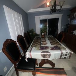 Luxurious Dining table 8 seats new condition 