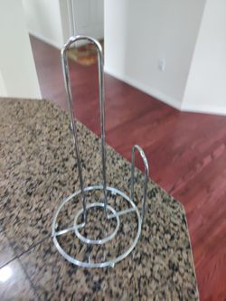 Paper Towel holder with a freestanding design