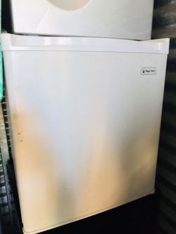 Magic Chef Small Refrigerator/ mini fridge and freezer