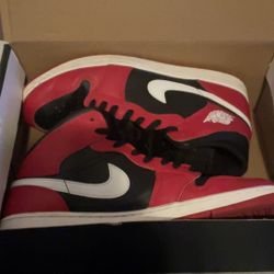 Jordan 1 Mid 