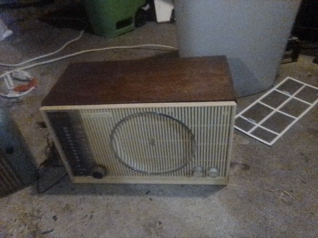 Zenith High Fidelity AM/FM Tube Radio