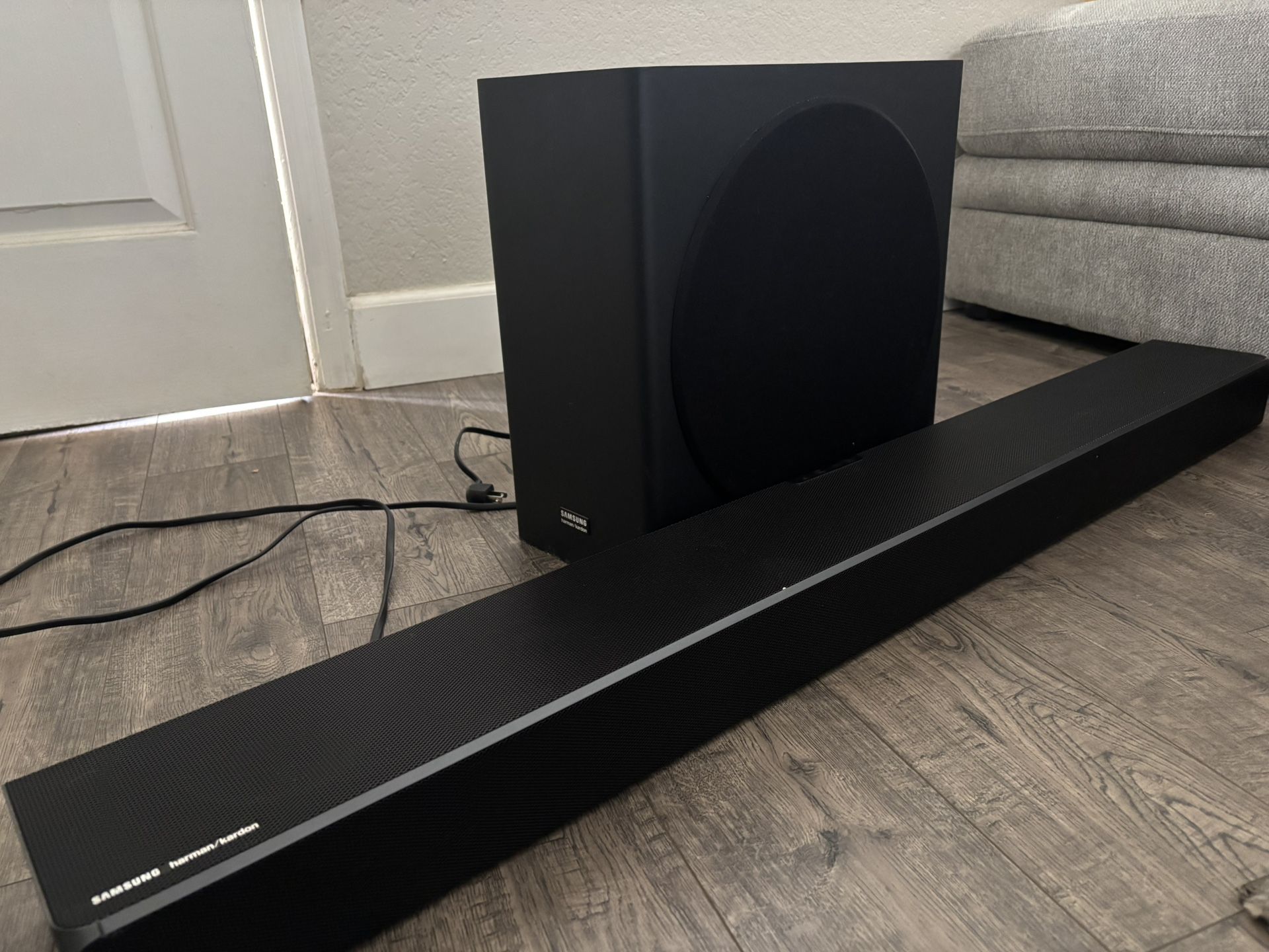 Samsung HW-Q80R Soundbar with subwoofer