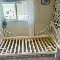 ✨ White Metal Toddler Bed Frame – Excellent Condition ✨