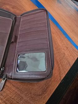 The Vintage Fossil Travel Wallet Organizer is a stylish and practical accessory for both men and women. Made of brown leather with a solid pattern, th