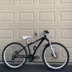 Novara Bonita Women’s Mountain Bike – 26” – XS Frame – 27-Speed – Disc Brakes Bicycle