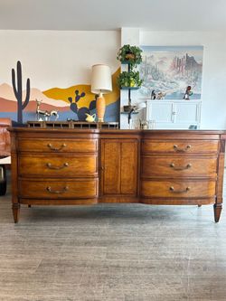 Wood Dresser / Buffet / Sideboard / Credenza / Vintage!