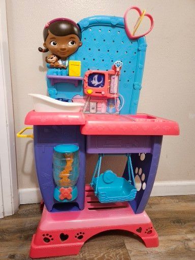 Doc McStuffins Vet Set plus Dolls + Doc Mcstuffin blanket included, EVT