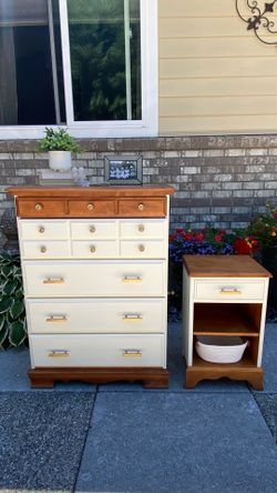 Beautiful Vintage 5 drawer dresser with nightstand