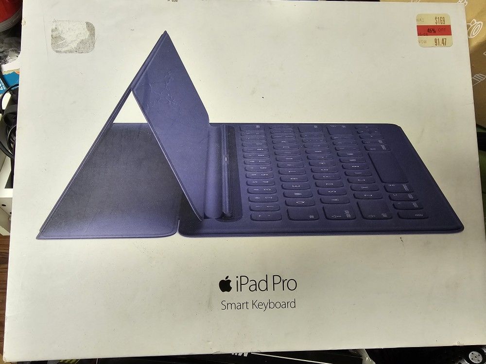 NEVER USED IPAD PRO SMART KEYBOARD