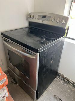 GE Electric Range With 5 Burners