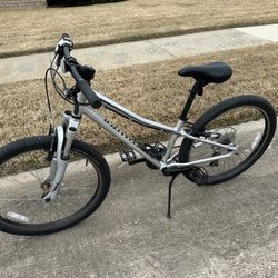 Specialized Hot Rock Aluminum Frame 24-inch Wheels 8-speed Shimano Trekking Bike