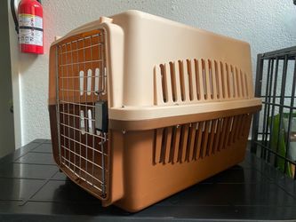 NEW!! 26" Plastic Kennel