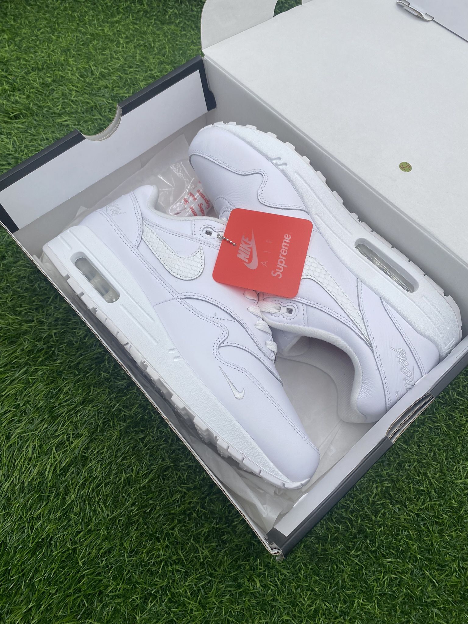 New Nike X Supreme Air Force 1 White Size 9.5M