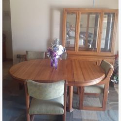 Beautiful Solid Oak Dining Table , 4 Upholstered Chairs And Hutch