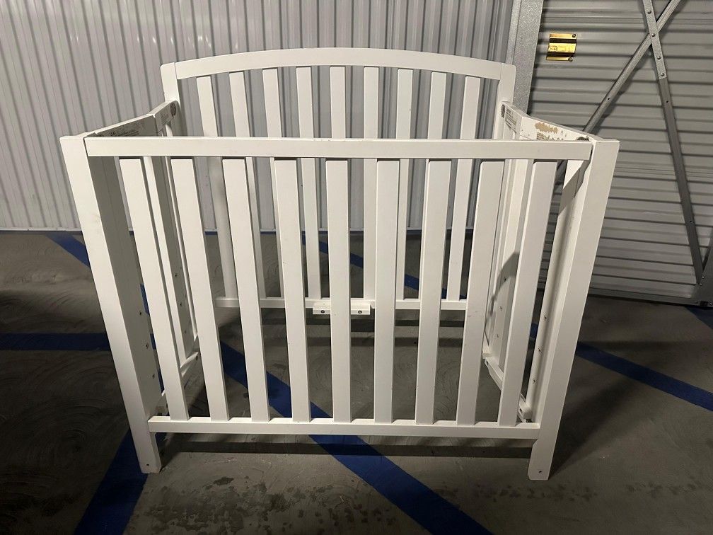 DaVinci Dylan Folding Portable Crib.