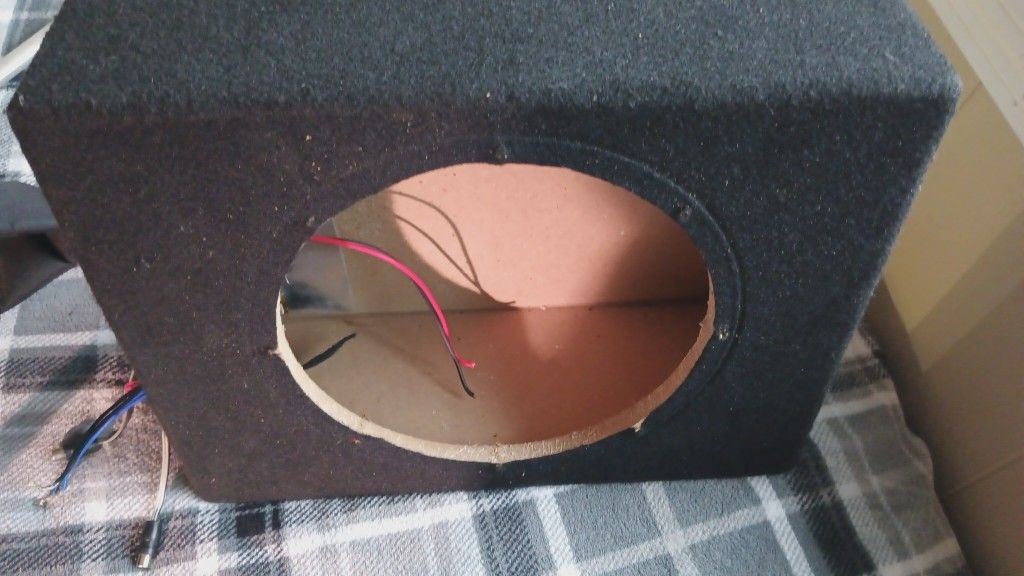Skar 10in Dual 4 Ohm Voice Coil In A Amplified Dual Box 300 Watt Truck Box With Grill And Wiring Plug