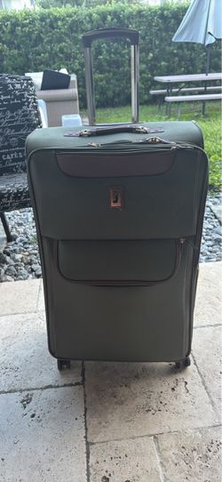 London Fog Large Softside Spinner Luggage