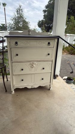 Cute Vintage chest of drawers