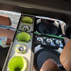 Chuchero de 12 caja driver y Medusa con 4 eq y radio and extra battery no cables only what’s shown