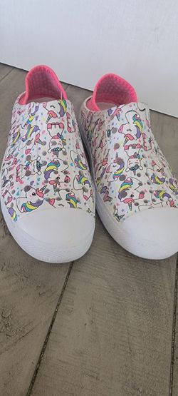 GIRLS SKECHERS SIZE 2 IN GREAT CONDITION