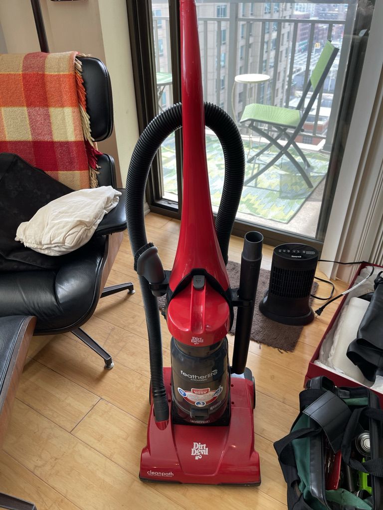 Dirt Devil Featherlite Bagless Upright Vacuum