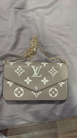 Louis Vuitton Pochette Félicie in the Tourterelle / Crème (dove gray and cream) bi-color Monogram Empreinte leather.
