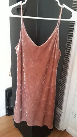 dress velvet like a peachy golden color very nice color size M/L. used 1 time only