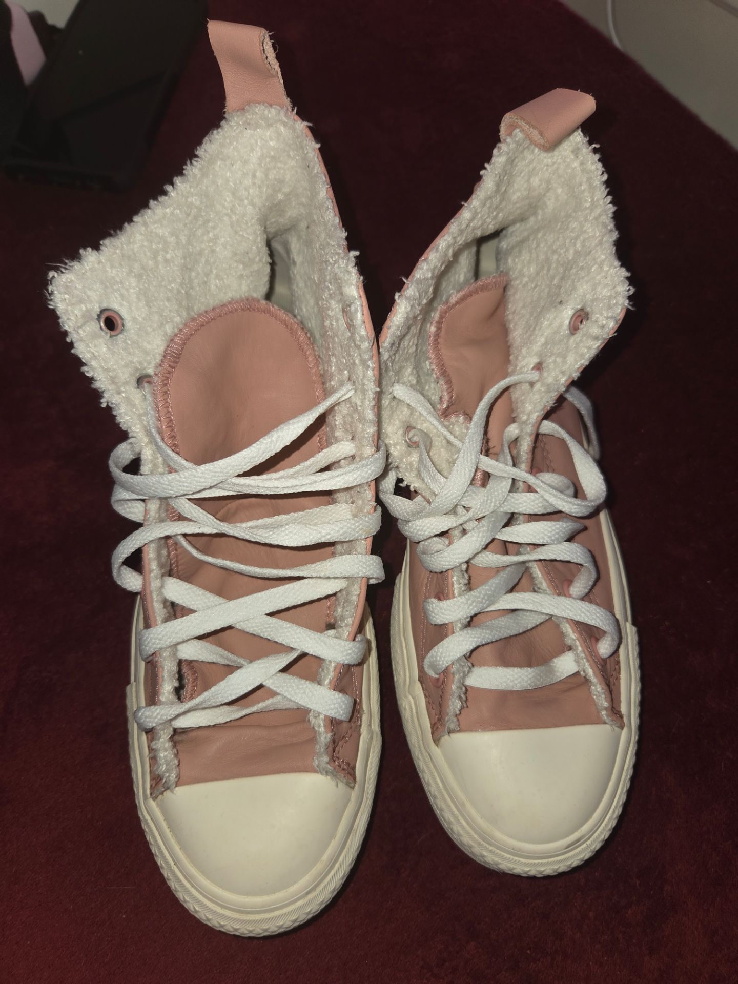 Estos son unos tenis Converse Chuck Taylor All Star Lift Hi en color rosa con forro de sherpa.
