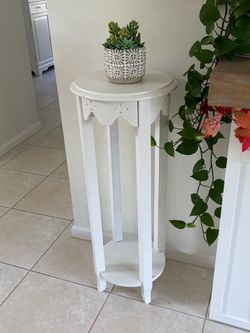SO PRETTY!! COASTAL FARMHOUSE White PEDESTAL ACCENT TABLE! PERFECT for DISPLAY or PLANTS!