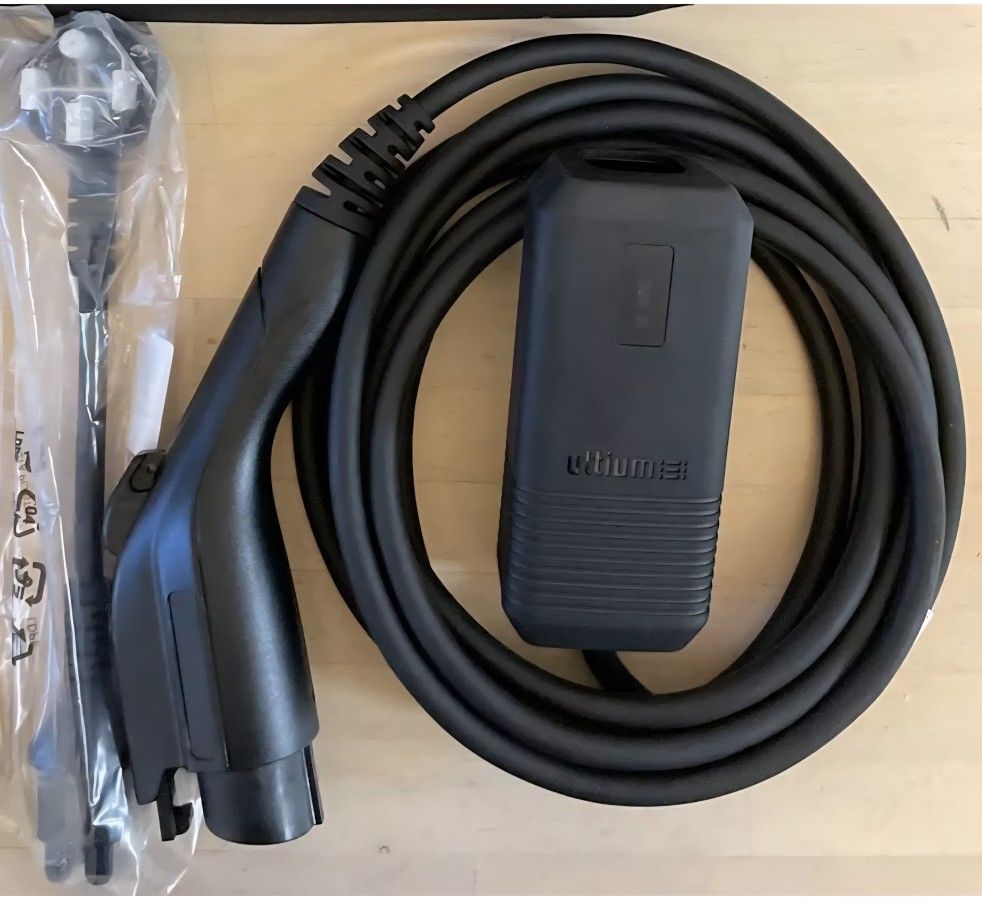 Genuine Chevrolet Ultium Level 2 Portable Plug-In Vehicle Charger Cord Set 7.7kW/32-Amp With NEMA 14-50 Grid Plug For Indoor / Outdo