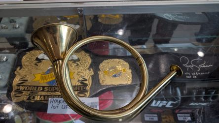 Vintage Brass Hunting Horn Decorative Wall Mount Bugle Style Display Piece