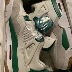 This is the Nike SB x Air Jordan 4 Retro SP 'Pine Green' sneaker. 