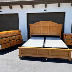 BEAUTIFUL SET KING W BOX SPRING / DRESSER & NIGHSTAND - BY INDONESIA FURNITURE - SOLID WOOD - EXCELLENT CONDITION - Delivery Available