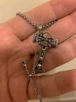 Skull cross pendant