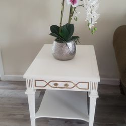 Antique Classy White Solid Wood With Gold Rub Side Table.   Excellent Condition.    Like New.