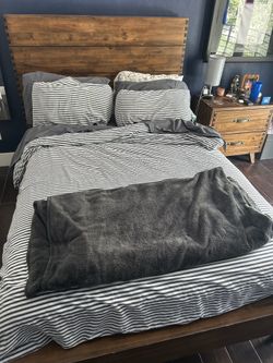 Wood Bedroom Set (Full)