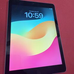 iPad 6th Generation 32Gb WIFI Used Working