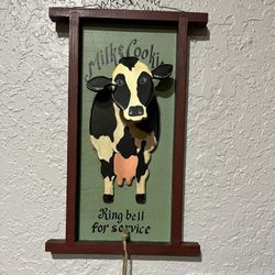 Farmhouse  Bobble Head Cow Picture 