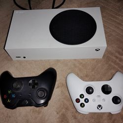 Microsoft Xbox Series S 512GB Console Model 1883 with 2 Controllers video gaming